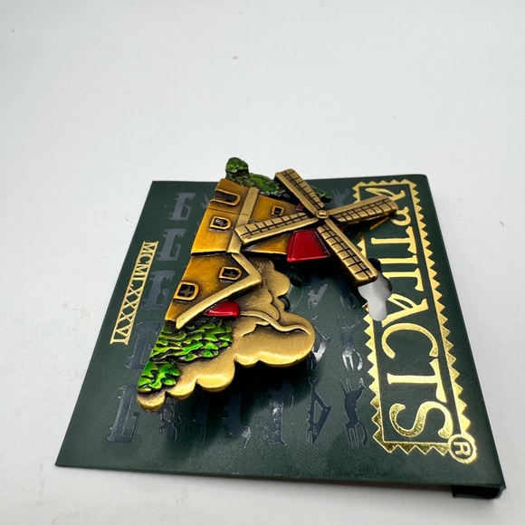 Artifacts MCMLXXXVI windmill scene pin with packaging - Picture 5 of 6